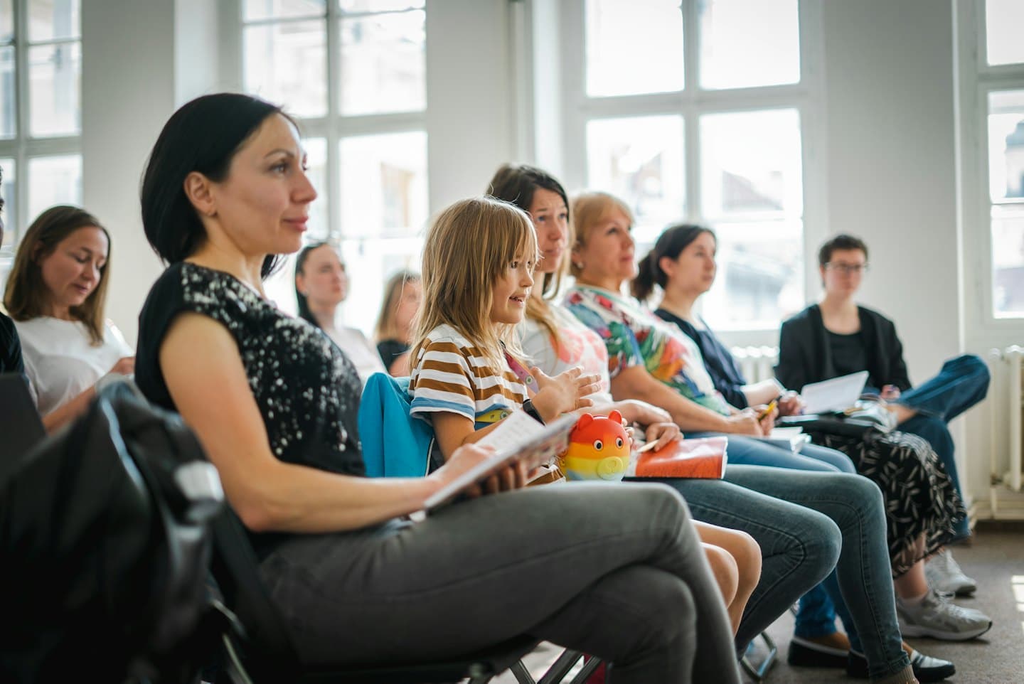 Mädchen gestikuliert begeistert auf einem Indoor-Business-Seminar.